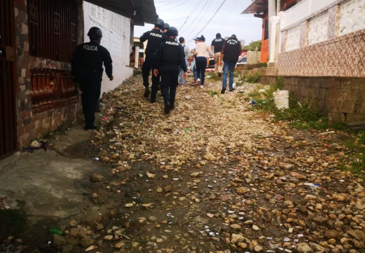 La Policía Nacional recorrió varios sectores de la provincia de Colón en busca de armas, drogas y ciudadanos requeridos por la justicia. FOTO/Diomedes Sánchez