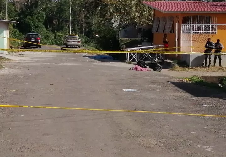 Personal de Criminalística, también se desplazó a la escena del crimen, recolectaron de los casquillos de bala y contactaron a potenciales testigos de este ataque armado. Foto/Diomedes Sánchez