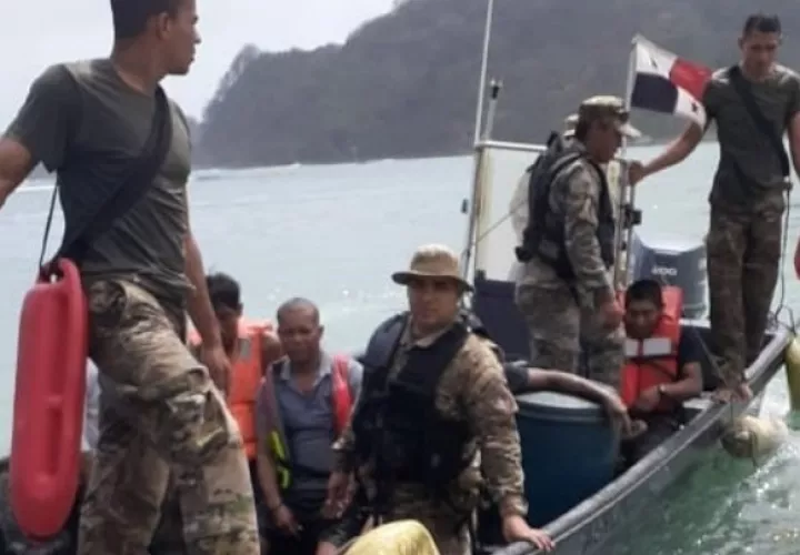 Unidades del SAR y la población ayudaron a la tripulación en desgracia. Foto/@SENANPanama