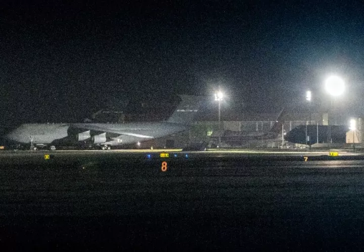 En total, 177 personas viajaron en el primer avión a la base aérea de Travis, mientras que 151 se desplazaron a Lackland, precisó William Walters. FOTO/AP