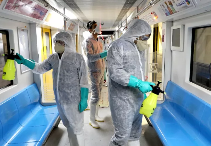 Un trabajador desinfecta un autobús público contra el coronavirus en Teherán, Irán, en la madrugada del miércoles 26 de febrero de 2020. El gobierno de Irán dijo el martes que más de una docena de personas habían muerto en todo el país por el nuevo coronavirus, rechazando las afirmaciones de una muerte mucho mayor.