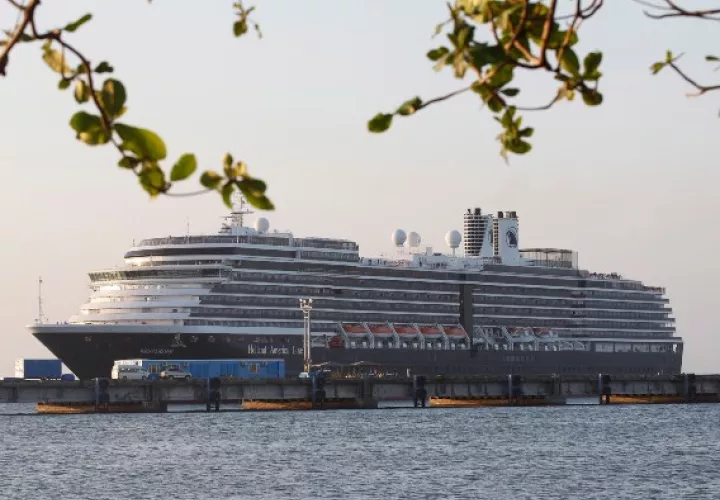 El Westerdam, de la compañía naviera Holland America Line, fondeó delante de la costa de Sihanoukville, sede del principal puerto marítimo de Camboya. FOTO/AP