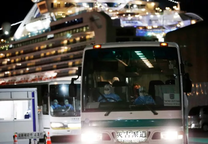 El especialista en enfermedades infecciosas Kentaro Iwata, dijo que, "han tenido a 3.700 personas encerradas durante 14 días, así que había potencial para que el virus se propagara.  FOTO/AP