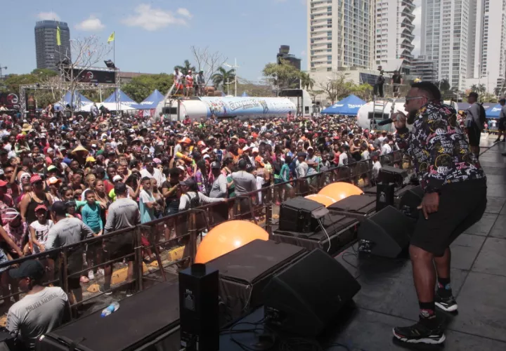 Música y agua en el último día de culecos en la Cinta Costera. Foto Víctor Arosemena