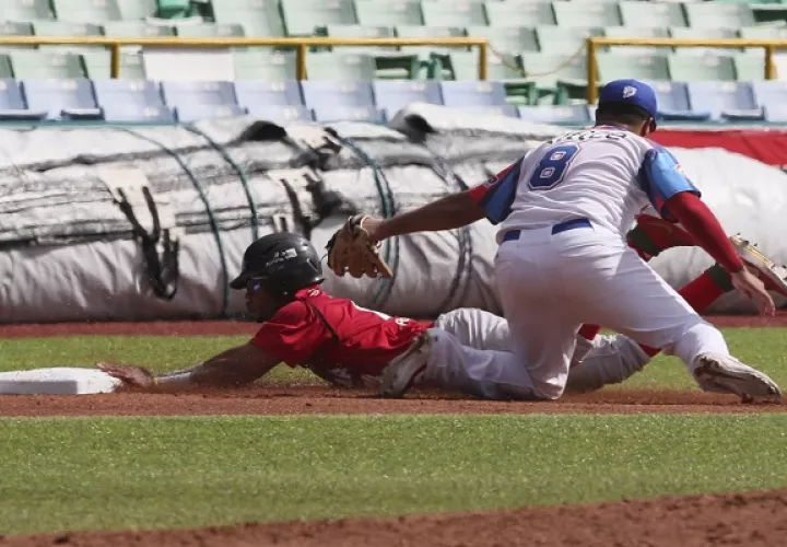  Iván Serrano de Panamá eas puesto out en la tercera base. Foto:AP