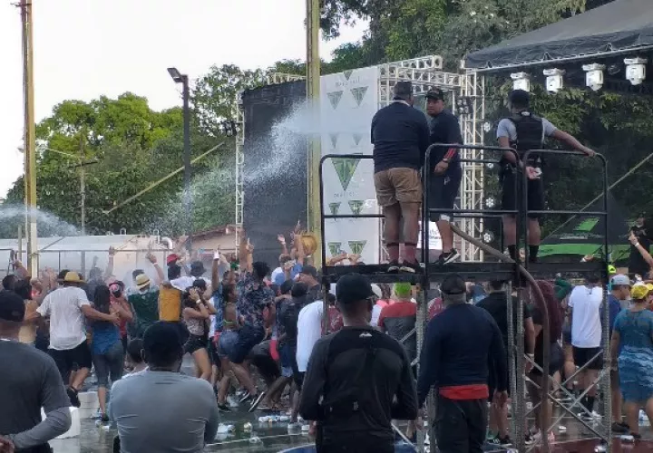 Previo a las áreas de carnaval la Policía Nacional y las autoridades de tránsito mantienen retenes y verifican el status de las personas, para conocer si son requeridos por las autoridades judiciales. Foto/José Vásques