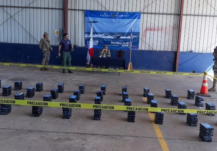 Tanto la sustancia ilícita decomisada, como la lancha y los aprehendidos fueron puestos a órdenes de la fiscalía de los delitos relacionadas con droga de la provincia de Veraguas. Foto/Melquiades Vásquez
