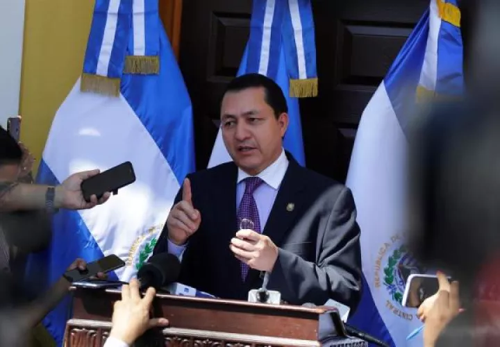 El presidente de la Asamblea Legislativa de El Salvador, Mario Ponce, ofrece una rueda de prensa este lunes en la capital del país. FOTO/EFE