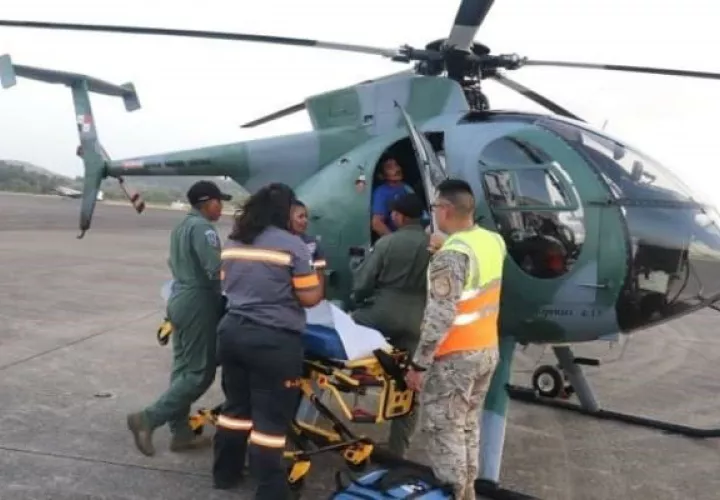 En un helicóptero del Servicio Aéreo Nacional se efectuó el traslado del enfermo.  Foto: Diómedes Sánchez S.