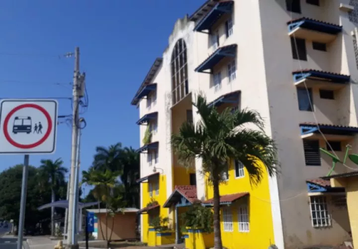 Funcionarios del BHN realizaron la inspección de los apartamentos para verificar si eran ocupados por los propietarios o por terceras personas, lo cual según dijo, no es permitido. FOTO/thays Domínguez