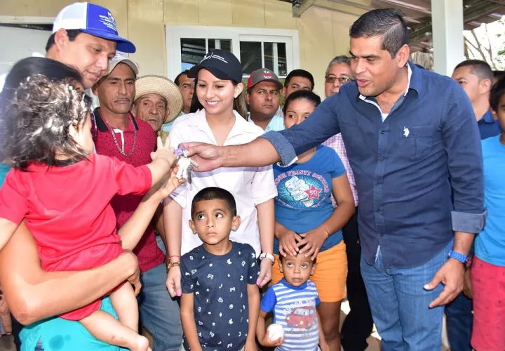 Claudia Mendoza y su familia recibieron una vivienda y otro tipo de apoyo.
