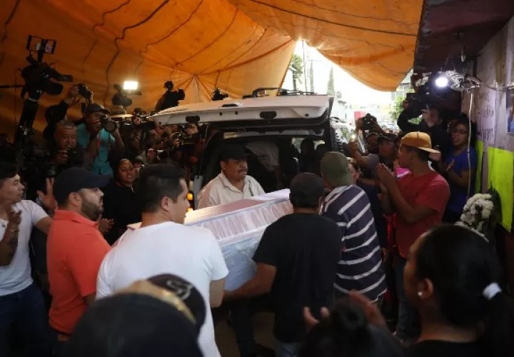 Consuelan a los familiares de la pequeña Fátima que fue secuestrada y asesinada. FOTO/EFE