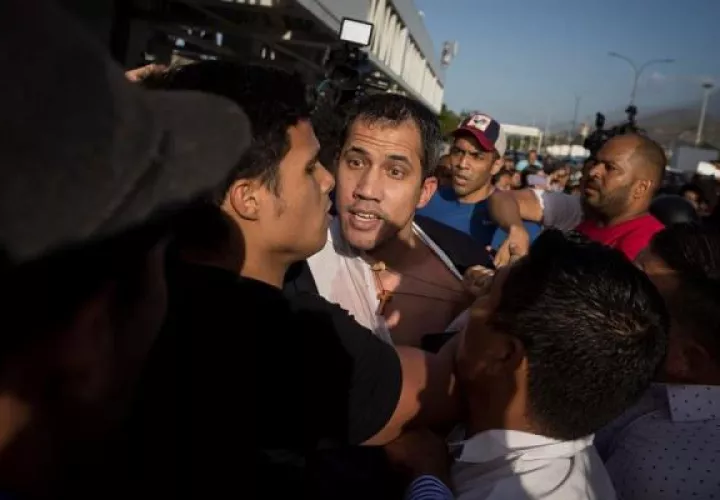 Juan Guaidó fue agredido por un grupo de chavistas al su llegada de una gira internacional. FOTO/EFE