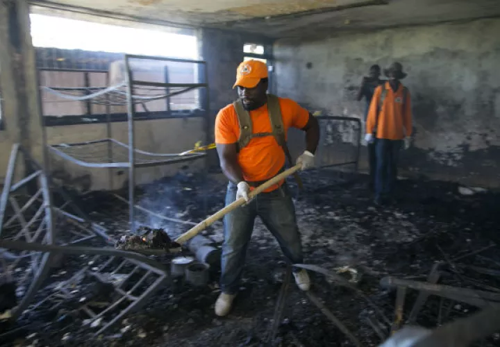 Un rescatista recoge escombros dentro del orfanato incendiado. Foto: AP. 