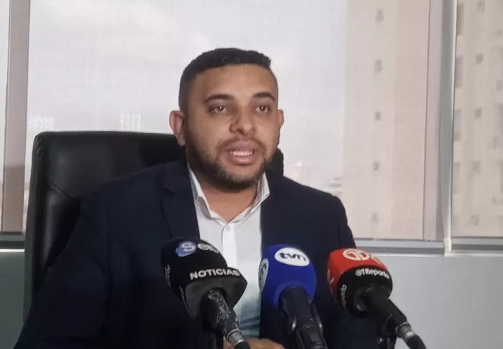 Héctor Sambrano, director de Becas del Ifarhu, informó que el traslado de los becados procedentes de China se realizó para protegerlos.