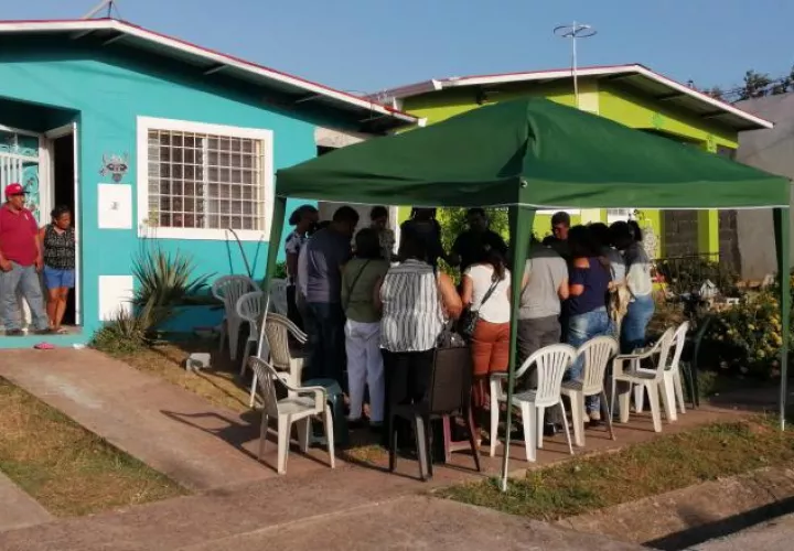 Docentes de la escuela Zaida Zela Núñez, en donde Hernán De Gracia cursaba estudios, visitaron a su familia y oraron con ellos.  Eric Montenegro