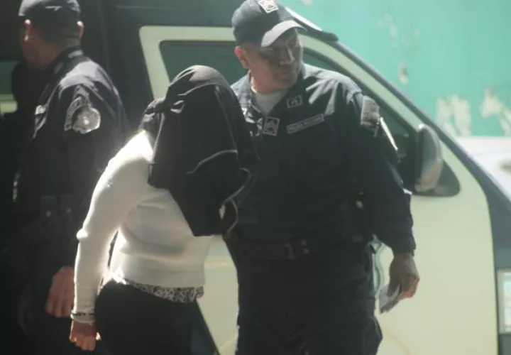 Llegada de una de la imputadas ayer por este caso. Víctor Arosemena