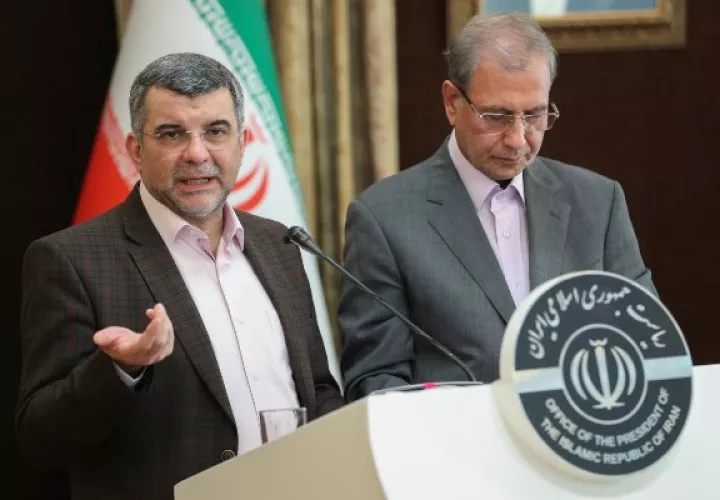 El viceministro iraní de Salud, Iraj Harirchi (Izq), se realizó los exámenes de rigor y dio positivo en coronavirus y está  aislado. FOTO/AP