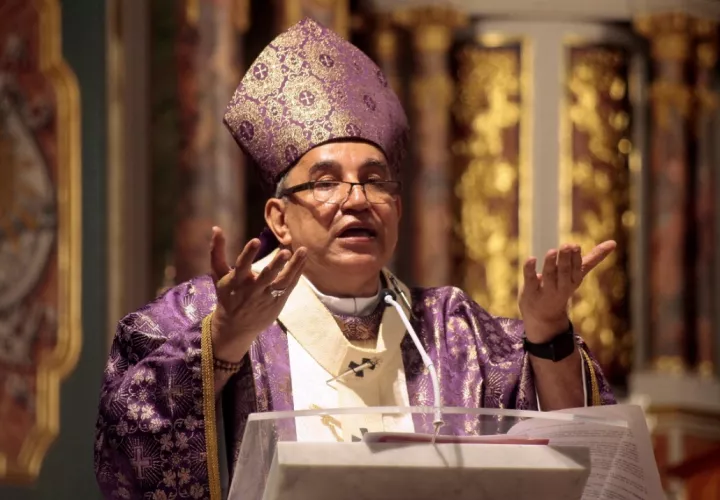  El Monseñor José Domingo Ulloa presidió la misa por el Miércoles de Ceniza en la Catedral Basílica Santa María La Antigua, en el inicio de la Cuaresma. Foto Víctor Arosemena