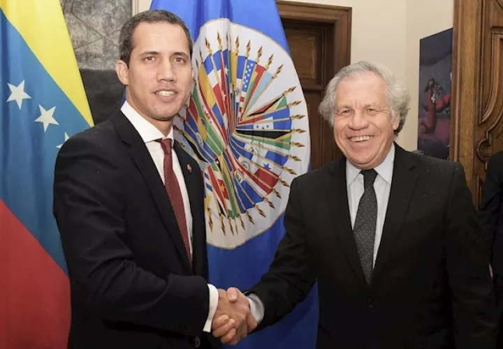 Después de su visita a la OEA, Guaidó saludó a un grupo de venezolanos que se congregó en Washington.