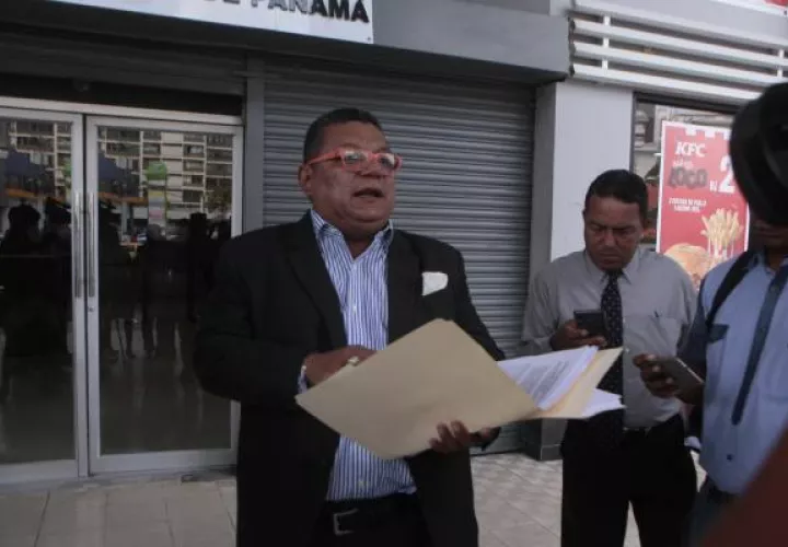 La denuncia contra el ministro de Seguridad, Juan Pino  se presenta  por la supuesta lesión patrimonial al Estado. 
