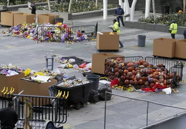 Vanessa, esposa de Bryant, solicitó que los artículos dejados al frente del Staples Center como ofrenda  deben ser enviados a la familia. Foto:AP 