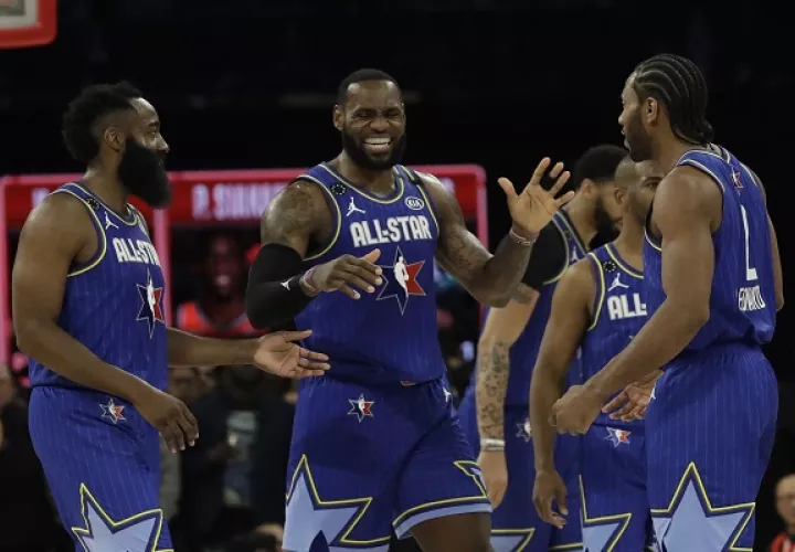 LeBron James  (centro), James Harden (izq.) y Kawhi Leonard en el Juego de Estrellas de las NBA. Foto:AP 