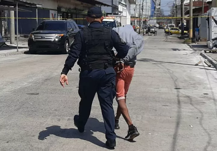 El presunto sicario fue detenido por unidades policiales. Foto: Diómedes Sánchez.