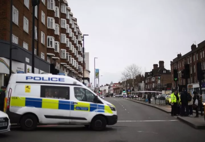 La policía asistió a la escena después de un incidente en Streatham, Londres. FOTO/AP