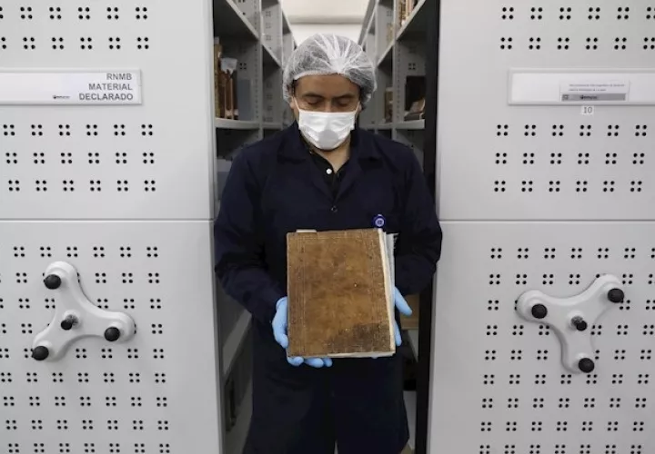 El proceso de recuperación del manuscrito comenzó después de que este fuera puesto a la venta, lo que dio pie a las gestiones mediante el consulado peruano con la familia brasileña Mindlin.