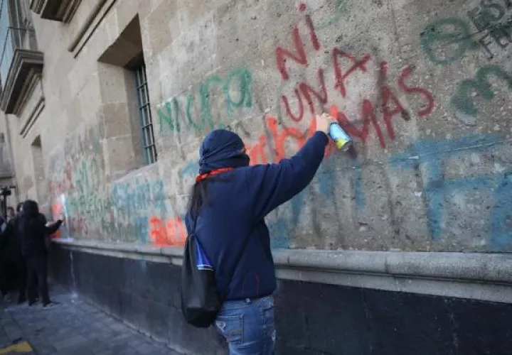 Un grupo de persona protestan cerca del Congreso en México. FOTO/EFE