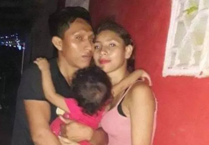 La joven que se presume que es Mónica Serrano está casada y tiene una hija.