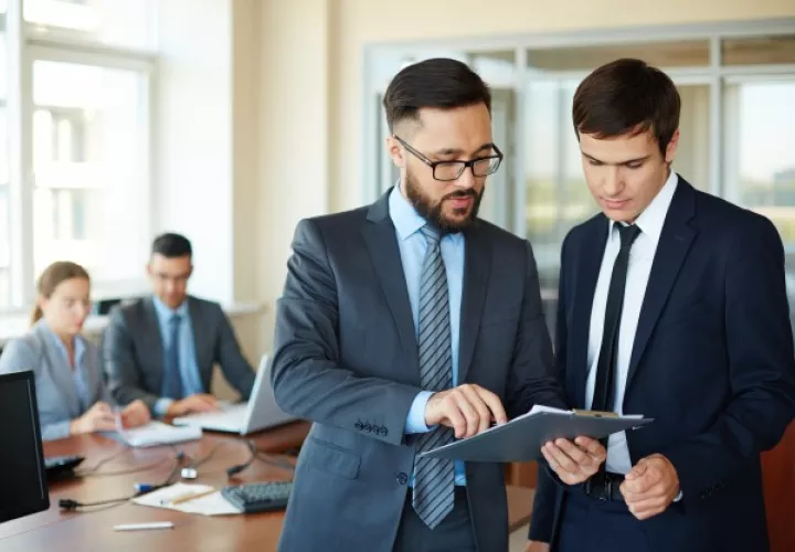Considere añadir al flujo de trabajo del proyecto puntos de revisión con su jefe o probar pequeños experimentos que permitan relajar sus estándares. Foto: Freepik