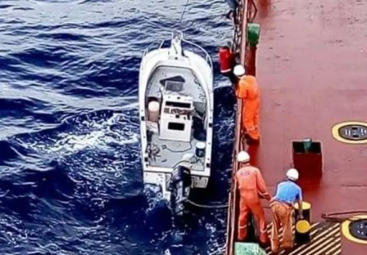 Salieron a pescar en aguas de Jamaica y el motor de les dañó. Foto: Diómedes Sánchez 