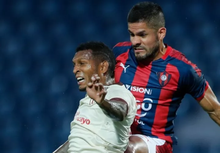 Alberto "Negrito" Quintero de Universitario y Juan Aguilar de Cerro Porteño. Foto: AP