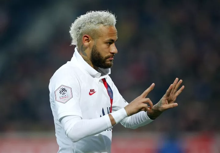 Neymar  no tiene pareja oficial.