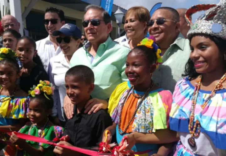 Al mediodía, el presidente Cortizo efectuó la primera palada de la segunda fase del proyecto habitacional Altos de Los Lagos. Foto: Diómedes Sánchez.  