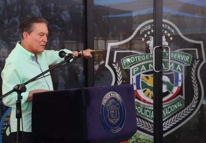 Al mediodía, el presidente Cortizo efectuó la primera palada de la segunda fase del proyecto habitacional Altos de Los Lagos. Foto: Diómedes Sánchez.  