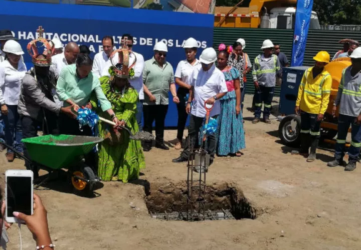 Al mediodía, el presidente Cortizo efectuó la primera palada de la segunda fase del proyecto habitacional Altos de Los Lagos. Foto: Diómedes Sánchez.  