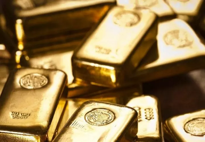 El oro se mantiene como un activo refugio ante el miedo de los inversores a la expansión del coronavirus.