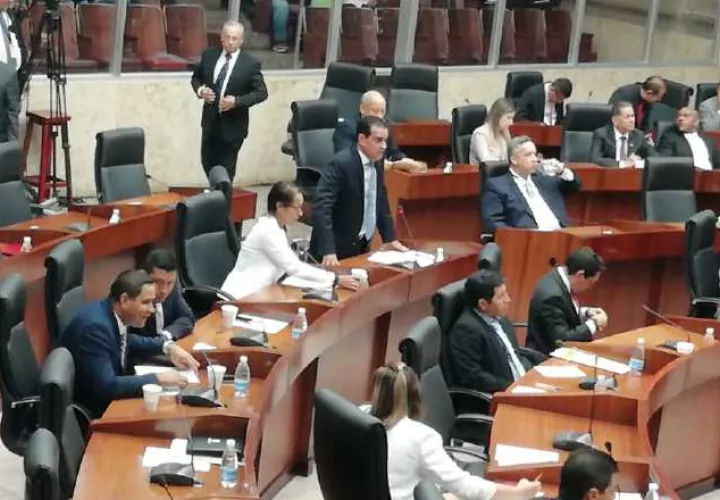 Diputado Carles llama a PPC. Foto: Twitter