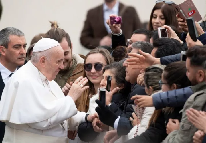Durante las actividades del Miércoles de Ceniza el papa saludo y besó a los feligreses. FOTO/AP