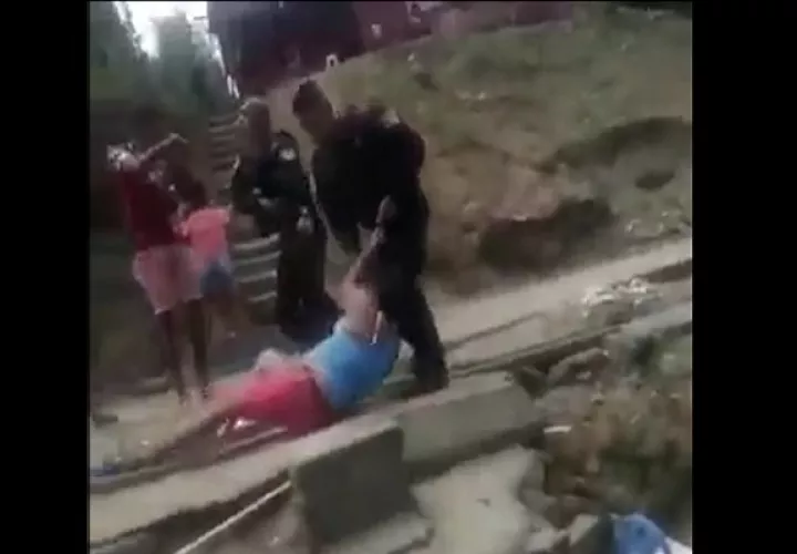 La policía intentaba detener a una persona que supuestamente tenía un arma de fuego. Foto: Rede sociales.