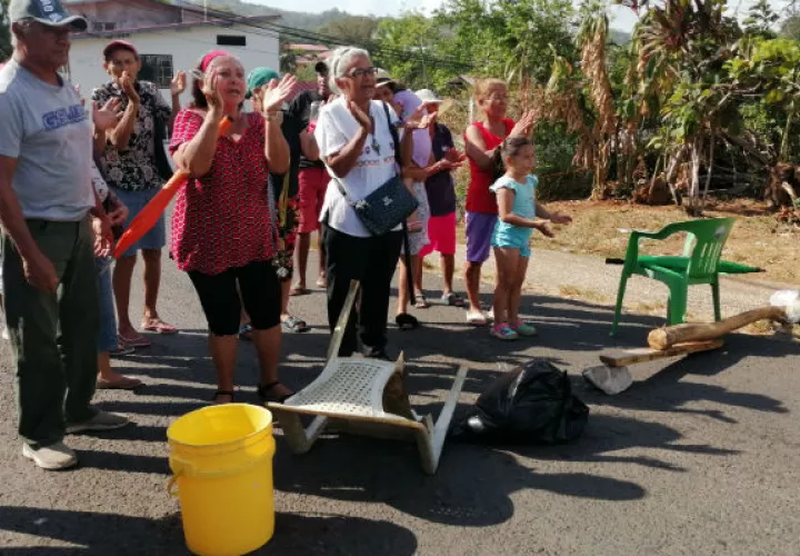 Desde hace dos semanas no tienen agua potable. Foto: Eric Montenegro.