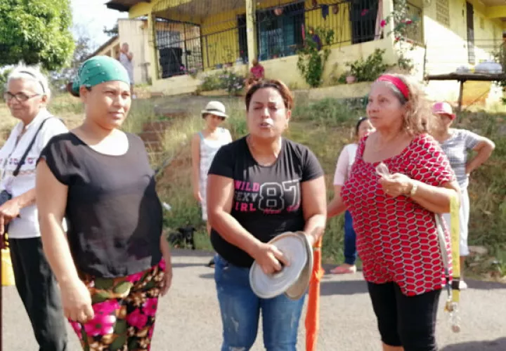 Desde hace dos semanas no tienen agua potable. Foto: Eric Montenegro.