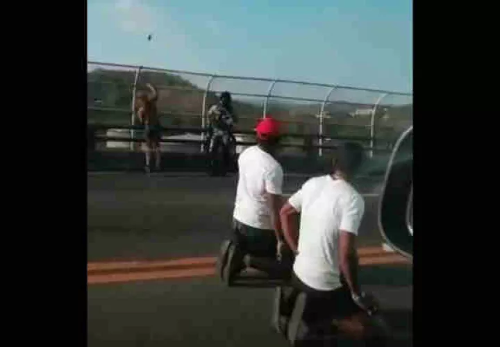 Mujer arroja arma desde el puente de las Américas en medio de operación policial. Foto/Redes