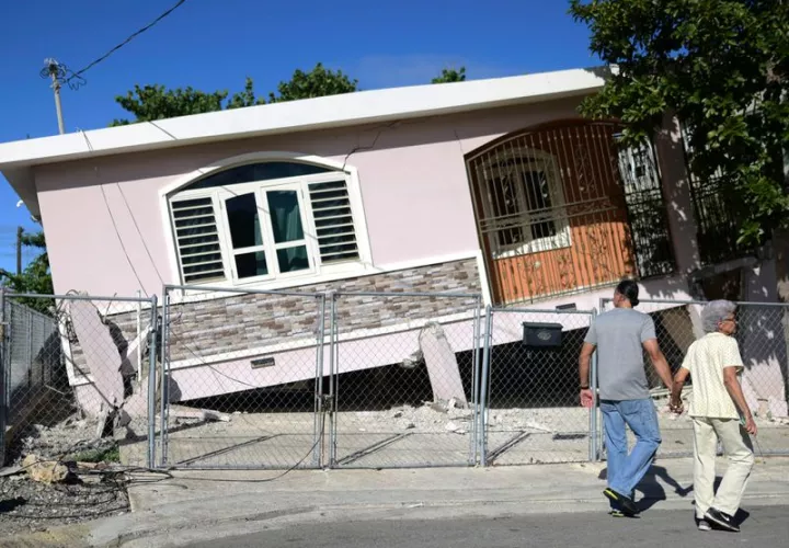 La actividad sísmica continuó durante todo el mes de enero y  este martes un nuevo temblor, de magnitud 5 y con epicentro 22 kilómetros al sur de Guánica, volvió a provocar pánico en ese municipio, un territorio pobre que ahora se enfrenta a una emigración que dañará todavía más su economía. FOTO/AP