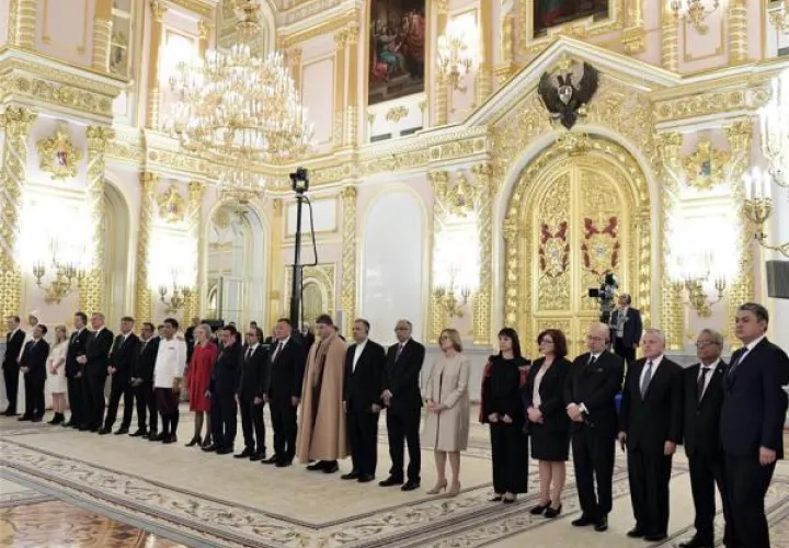 El presidente ruso Vladímir  Putin brindó con los nuevos embajadores acreditados ante el Kremlin. FOTO/EFE