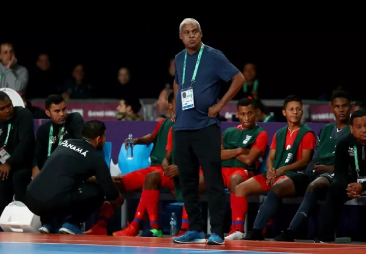 Porfirio Rebolledo es el técnico de la selección de futsal. Foto:Fepafut