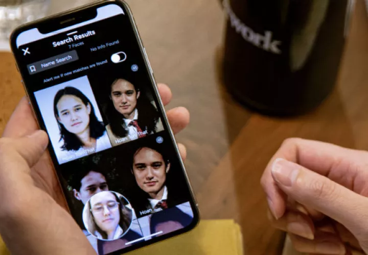 Clearview AI usa un algoritmo para escanear un rostro y buscar correspondencias con imágenes tomadas de Internet. Algunos dicen que se podría abusar de la tecnología. Hoan Ton-That, fundador de la compañía, prueba la app en sí mismo (der.). Foto / Amr Alfiky para The New York Times.